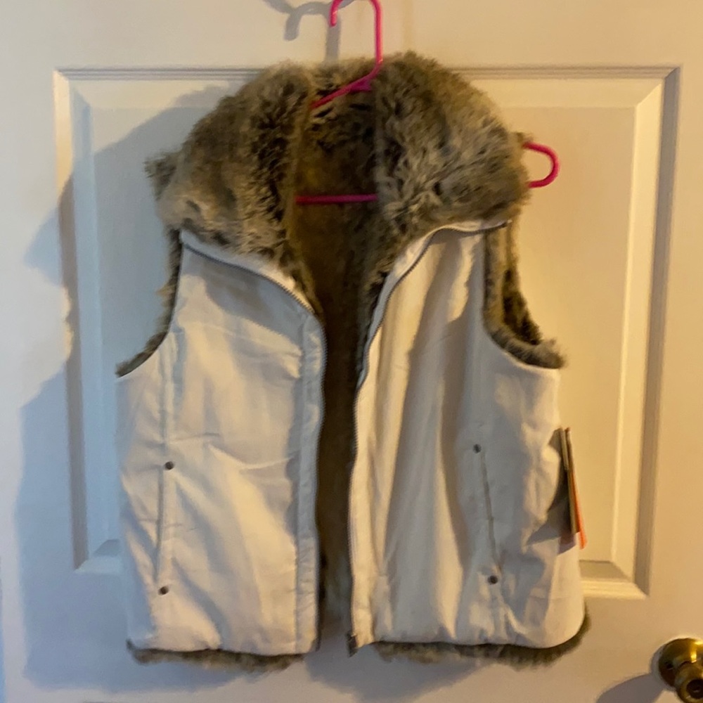 White and fake fur sleeveless vest jacket.